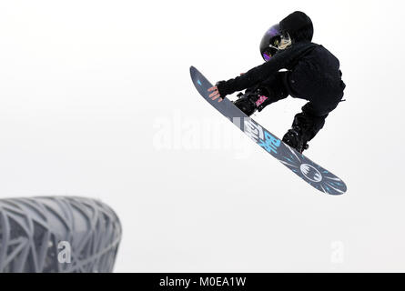 Beijing, Chine. Jan 21, 2018. 9 ans snowboard dvd Eli Bouchard effectue au cours d'un carnaval de sports d'hiver organisé par Pékin de la Chine et le Québec du Canada au stade National à Beijing, capitale de la Chine, 21 janvier 2018. Credit : Zhang Chenlin/Xinhua/Alamy Live News Banque D'Images