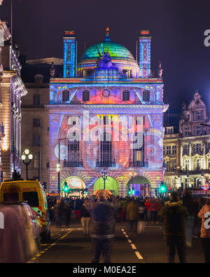 Londres, Royaume-Uni. 20 Jan, 2018. Photographier un homme sur l'affichage lumineux Cafe Royal Hotel London en 2018 lumiere lors de Piccadilly Circus, Londres, Royaume-Uni. 328 Fuhui Road Crédit : Lim/Alamy Live News. Banque D'Images