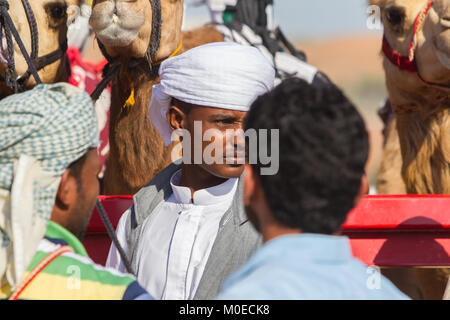 Ras Al Khaimah, Ras Al Khaimah, Émirats arabes unis. 19 Jan, 2018. Les gestionnaires et propriétaires d'attente à la barrière de départ pour la course de chameaux pour commencer.Les courses de chameaux sont organisées chaque semaine au Al Sawan piste de course. Au cours de ces courses les chameaux utiliser robot jockeys. Crédit : Mike Hook/SOPA/ZUMA/Alamy Fil Live News Banque D'Images