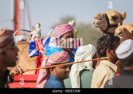 Ras Al Khaimah, Ras Al Khaimah, Émirats arabes unis. 19 Jan, 2018. Les gestionnaires et propriétaires d'attente à la barrière de départ pour la course de chameaux pour commencer.Les courses de chameaux sont organisées chaque semaine au Al Sawan piste de course. Au cours de ces courses les chameaux utiliser robot jockeys. Crédit : Mike Hook/SOPA/ZUMA/Alamy Fil Live News Banque D'Images