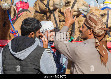 Ras Al Khaimah, Ras Al Khaimah, Émirats arabes unis. 19 Jan, 2018. Les gestionnaires et propriétaires d'attente à la barrière de départ pour la course de chameaux pour commencer.Les courses de chameaux sont organisées chaque semaine au Al Sawan piste de course. Au cours de ces courses les chameaux utiliser robot jockeys. Crédit : Mike Hook/SOPA/ZUMA/Alamy Fil Live News Banque D'Images