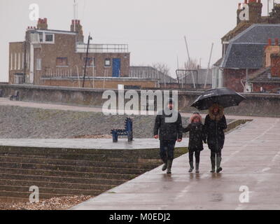 Sheerness, Kent, UK. Jan 21, 2018. Météo France : la neige et le grésil commençant à tomber dans Sheerness au déjeuner après que la température est tombée à 2°c. Credit : James Bell/Alamy Live News Banque D'Images