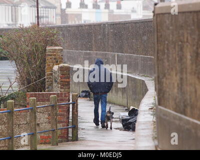 Sheerness, Kent, UK. Jan 21, 2018. Météo France : la neige et le grésil commençant à tomber dans Sheerness au déjeuner après que la température est tombée à 2°c. Credit : James Bell/Alamy Live News Banque D'Images