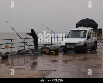 Sheerness, Kent, UK. Jan 21, 2018. Météo France : la neige et le grésil commençant à tomber dans Sheerness au déjeuner après que la température est tombée à 2°c. Credit : James Bell/Alamy Live News Banque D'Images