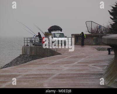 Sheerness, Kent, UK. Jan 21, 2018. Météo France : la neige et le grésil commençant à tomber dans Sheerness au déjeuner après que la température est tombée à 2°c. Credit : James Bell/Alamy Live News Banque D'Images