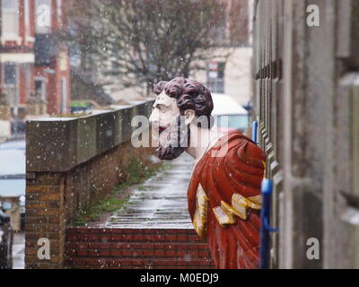 Sheerness, Kent, UK. Jan 21, 2018. Météo France : la neige et le grésil commençant à tomber dans Sheerness au déjeuner après que la température est tombée à 2°c. Credit : James Bell/Alamy Live News Banque D'Images