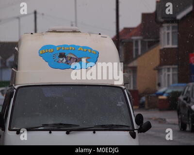 Sheerness, Kent, UK. Jan 21, 2018. Météo France : la neige et le grésil commençant à tomber dans Sheerness au déjeuner après que la température est tombée à 2°c. Credit : James Bell/Alamy Live News Banque D'Images