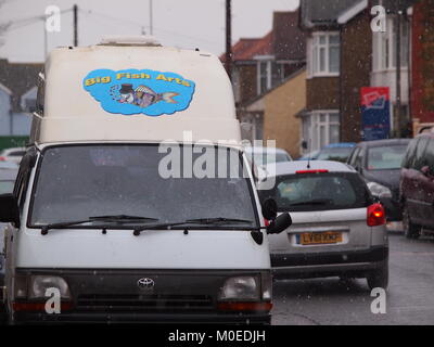 Sheerness, Kent, UK. Jan 21, 2018. Météo France : la neige et le grésil commençant à tomber dans Sheerness au déjeuner après que la température est tombée à 2°c. Credit : James Bell/Alamy Live News Banque D'Images