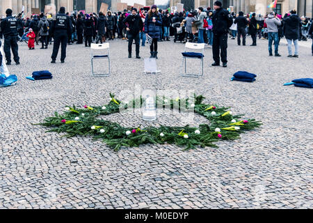 Allemagne, Berlin. 21 janvier 2018. 2 Chaque dimanche Mariananda met en place un cercle d'oreillers bleu avec un centre floral mandala sur la Pariser Platz et invite les gens à méditer pour la paix en tant que touristes et les manifestants de leurs affaires. Credit : Eden Breitz/Alamy Live News Banque D'Images