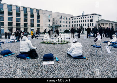 Allemagne, Berlin. 21 janvier 2018. 2 Chaque dimanche Mariananda met en place un cercle d'oreillers bleu avec un centre floral mandala sur la Pariser Platz et invite les gens à méditer pour la paix en tant que touristes et les manifestants de leurs affaires. Credit : Eden Breitz/Alamy Live News Banque D'Images