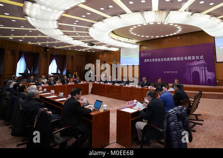 Beijing, Chine. Jan 21, 2018. Les gens assistent à la cérémonie de remise de certificat de professeur distingué des arts, humanités et sciences sociales de l'Université de Tsinghua à Pékin, capitale de la Chine, 21 janvier 2018. L'Université Tsinghua dimanche a présenté son plus haut titre académique pour l'honneur dans le domaine des arts, humanités et sciences sociales à 18 professeurs. Credit : Ju Huanzong/Xinhua/Alamy Live News Banque D'Images