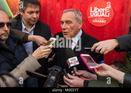 Turin, Piémont, Italie. Jan 21, 2018. TURIN, ITALIE-Janvier 21, 2018 : Pietro Grasso, premier candidat de l'Liberi e Uguali parti politique pour la campagne électorale du 4 mars 2018 au Teatro Espace à Turin, Italie Crédit : Stefano Guidi/ZUMA/Alamy Fil Live News Banque D'Images