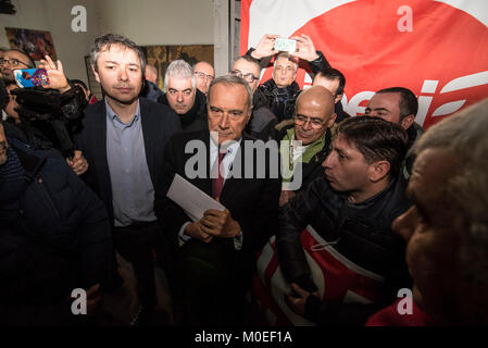 Turin, Piémont, Italie. Jan 21, 2018. TURIN, ITALIE-Janvier 21, 2018 : Pietro Grasso, premier candidat de l'Liberi e Uguali parti politique pour la campagne électorale du 4 mars 2018 au Teatro Espace à Turin, Italie Crédit : Stefano Guidi/ZUMA/Alamy Fil Live News Banque D'Images