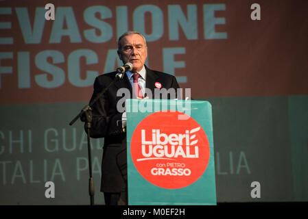 Turin, Piémont, Italie. Jan 21, 2018. TURIN, ITALIE-Janvier 21, 2018 : Pietro Grasso, premier candidat de l'Liberi e Uguali parti politique pour la campagne électorale du 4 mars 2018 au Teatro Espace à Turin, Italie Crédit : Stefano Guidi/ZUMA/Alamy Fil Live News Banque D'Images