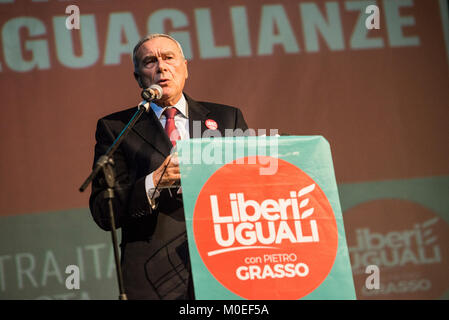 Turin, Piémont, Italie. Jan 21, 2018. TURIN, ITALIE-Janvier 21, 2018 : Pietro Grasso, premier candidat de l'Liberi e Uguali parti politique pour la campagne électorale du 4 mars 2018 au Teatro Espace à Turin, Italie Crédit : Stefano Guidi/ZUMA/Alamy Fil Live News Banque D'Images