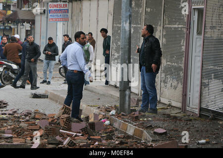 Hatay, Turquie. Jan 21, 2018. 21 janvier 2018 - la milice à prédominance kurde de l'Unité de Protection du Peuple (GPJ) a effectué un bombardement d'artillerie de l'Rihania district dans l'État turc de Hatay. L'attaque a causé la mort d'une personne, la blessure de certains autres, en plus d'endommager des bâtiments résidentiels. Elle a également causé la panique dans le quartier et les magasins étaient fermés. L'attaque aurait eu lieu en réponse à l'actuelle opération militaire turque à Afrin, la Syrie Crédit : Basem Ayoubi/ImagesLive/ZUMA/Alamy Fil Live News Crédit : ZUMA Press, Inc./Alamy Live N Banque D'Images