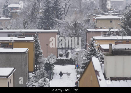 Cracovie, Pologne. Jan 21, 2018. Une femme marche dans la rue entre les bâtiments couverts de neige en hiver à Cracovie. Credit : Omar Marques/SOPA/ZUMA/Alamy Fil Live News Banque D'Images