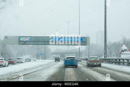 M8, Glasgow, Ecosse, Royaume-Uni, 21 janvier 2018. Conditions de conduite très difficile sur le M8 dans la neige lourde causant des embouteillages depuis longtemps, vu à travers le pare-brise, voiture avec traverse haute Banque D'Images