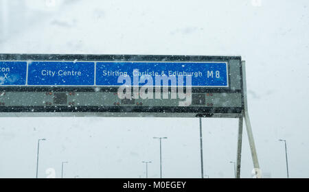 M8, Glasgow, Ecosse, Royaume-Uni, 21 janvier 2018. Conditions de conduite très difficile sur le M8 dans l'accumulation de neige. un passage d'autoroute bras vu par pare-brise de voiture Banque D'Images