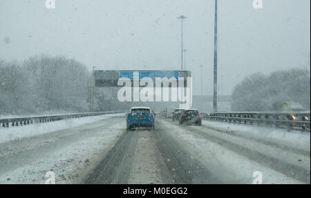 M8, Glasgow, Ecosse, Royaume-Uni, 21 janvier 2018. Conditions de conduite très difficile sur le M8 dans la neige lourde causant des embouteillages, longue vue à travers pare-brise de voiture Banque D'Images