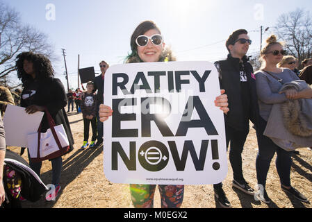 Atlanta, USA. 20 Jan, 2018. 20 janvier 2018 - Des milliers de personnes se sont rassemblées à Atlanta pour un rassemblement qui a été organisé par la Marche des femmes des organisateurs. Le rassemblement a eu lieu sur le premier anniversaire de la Marche des femmes 2017. La réunion a porté sur la motivation des participants à s'impliquer dans la politique électorale. Crédit : Steve Eberhardt/ZUMA/Alamy Fil Live News Crédit : ZUMA Press, Inc./Alamy Live News Banque D'Images