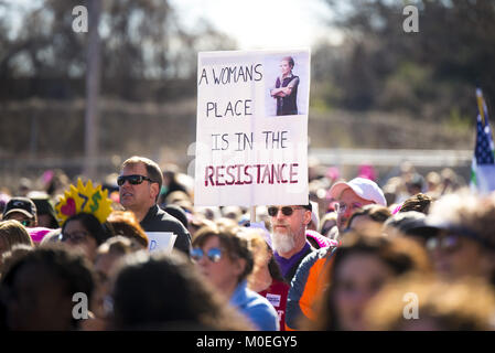 Atlanta, USA. 20 Jan, 2018. 20 janvier 2018 - Des milliers de personnes se sont rassemblées à Atlanta pour un rassemblement qui a été organisé par la Marche des femmes des organisateurs. Le rassemblement a eu lieu sur le premier anniversaire de la Marche des femmes 2017. La réunion a porté sur la motivation des participants à s'impliquer dans la politique électorale. Crédit : Steve Eberhardt/ZUMA/Alamy Fil Live News Crédit : ZUMA Press, Inc./Alamy Live News Banque D'Images