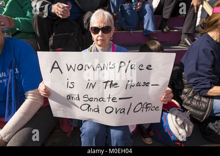 Atlanta, USA. 20 Jan, 2018. 20 janvier 2018 - Des milliers de personnes se sont rassemblées à Atlanta pour un rassemblement qui a été organisé par la Marche des femmes des organisateurs. Le rassemblement a eu lieu sur le premier anniversaire de la Marche des femmes 2017. La réunion a porté sur la motivation des participants à s'impliquer dans la politique électorale. Crédit : Steve Eberhardt/ZUMA/Alamy Fil Live News Crédit : ZUMA Press, Inc./Alamy Live News Banque D'Images