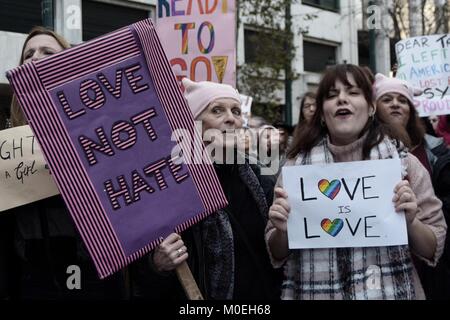 Athènes, Grèce. Jan 21, 2018. Les participants ont vu la tenue des pancartes lors de la marche.Des centaines de femmes ont participé à la journée de la femme mars 2018 à Athènes pour exiger l'égalité des sexes. Credit : Giorgos Zachos/SOPA/ZUMA/Alamy Fil Live News Banque D'Images