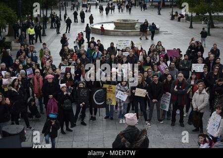 Athènes, Grèce. Jan 21, 2018. Les participants ont vu le regroupement avant le mois de mars.Des centaines de femmes ont participé à la journée de la femme mars 2018 à Athènes pour exiger l'égalité des sexes. Credit : Giorgos Zachos/SOPA/ZUMA/Alamy Fil Live News Banque D'Images