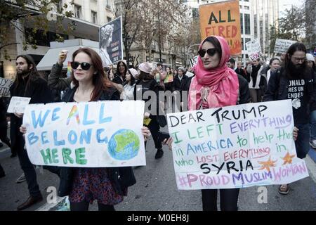 Athènes, Grèce. Jan 21, 2018. Les participants ont vu la tenue des pancartes lors de la marche.Des centaines de femmes ont participé à la journée de la femme mars 2018 à Athènes pour exiger l'égalité des sexes. Credit : Giorgos Zachos/SOPA/ZUMA/Alamy Fil Live News Banque D'Images