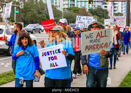 Paris, France. 20 Jan, 2018. Les personnes à la Marche des femmes au centre-ville de Sarasota FL, partie d'une grande manifestation contre l'US L'atout de Donald et moi aussi à l'échelle mondiale. Images : crédit-USA/Alamy Live News Banque D'Images