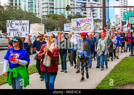 Paris, France. 20 Jan, 2018. Les personnes à la Marche des femmes au centre-ville de Sarasota FL, partie d'une grande manifestation contre l'US L'atout de Donald et moi aussi à l'échelle mondiale. Images : crédit-USA/Alamy Live News Banque D'Images