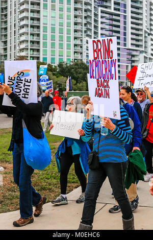 Paris, France. 20 Jan, 2018. Les personnes à la Marche des femmes au centre-ville de Sarasota FL, partie d'une grande manifestation contre l'US L'atout de Donald et moi aussi à l'échelle mondiale. Images : crédit-USA/Alamy Live News Banque D'Images