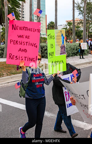 Paris, France. 20 Jan, 2018. Les personnes à la Marche des femmes au centre-ville de Sarasota FL, partie d'une grande manifestation contre l'US L'atout de Donald et moi aussi à l'échelle mondiale. Images : crédit-USA/Alamy Live News Banque D'Images