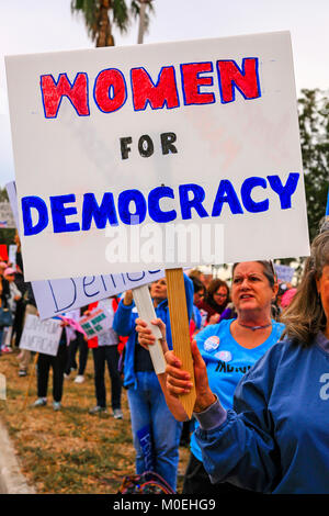 Paris, France. 20 Jan, 2018. Les personnes à la Marche des femmes au centre-ville de Sarasota FL, partie d'une grande manifestation contre l'US L'atout de Donald et moi aussi à l'échelle mondiale. Images : crédit-USA/Alamy Live News Banque D'Images