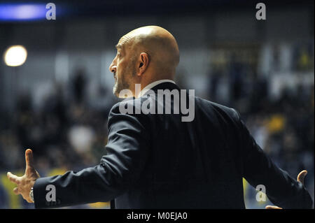 Turin, Italie. Jan 21, 2018. Frank Vitucci, entraîneur-chef heureux casa Brindisi pendant le panier CAMPIONATO 2017/18 SERIE A match de basket-ball entre FIAT AUXILIUM TORINO VS PROFESSIONNELS CASA BRINDISI au PalaRuffini le 21 janvier 2017 à Turin, Italie. Crédit : FABIO ANNEMASSE/Alamy Live News Banque D'Images