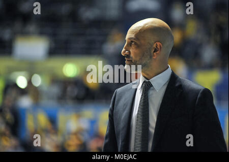 Turin, Italie. Jan 21, 2018. Frank Vitucci, entraîneur-chef heureux casa Brindisi pendant le panier CAMPIONATO 2017/18 SERIE A match de basket-ball entre FIAT AUXILIUM TORINO VS PROFESSIONNELS CASA BRINDISI au PalaRuffini le 21 janvier 2017 à Turin, Italie. Crédit : FABIO ANNEMASSE/Alamy Live News Banque D'Images