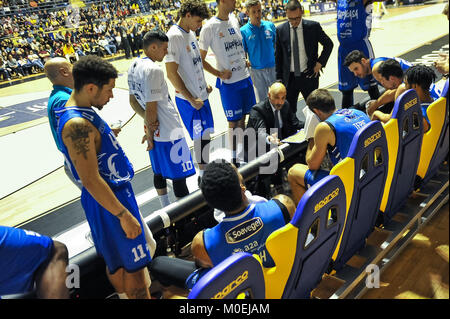 Turin, Italie. Jan 21, 2018. Frank Vitucci, entraîneur-chef heureux casa Brindisi pendant le panier CAMPIONATO 2017/18 SERIE A match de basket-ball entre FIAT AUXILIUM TORINO VS PROFESSIONNELS CASA BRINDISI au PalaRuffini le 21 janvier 2017 à Turin, Italie. Crédit : FABIO ANNEMASSE/Alamy Live News Banque D'Images