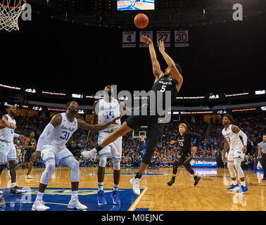 Newark, New Jersey, USA. Jan 21, 2018. Xavier garde Mousquetaires Trevon Bluiett (5) prend un coup hors bilan dans la deuxième moitié entre les mousquetaires et Xavier la Seton Hall Pirates au Prudential Center de Newark, New Jersey. # 11Xavier BAT # 19 73-64 Seton Hall. Duncan Williams/CSM/Alamy Live News Banque D'Images