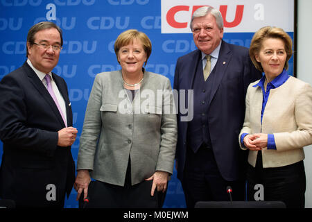 Berlin, Allemagne. Jan 21, 2018. Premier ministre de Rhénanie du Nord-Westphalie Armin Laschet (l-r), la chancelière allemande Angela Merkel, premier ministre de l'Hesse Volker Bouffier, Ministre de la défense et Ursula von der Leyen dans la conversation avant le début de la réunion de la CDU Bundesvorstand (lit. Office fédéral de la CDU) à Konrad-Adenauer-Haus de Berlin, Allemagne, 21 janvier 2018. Credit : Gregor Fischer/dpa/Alamy Live News Banque D'Images