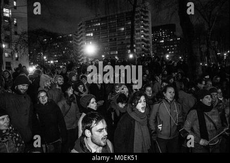 Bruxelles, Belgique. Jan 21, 2018. Des milliers de personnes se sont réunies et ont organisé une chaîne humaine dans le Parc Maximilien à Bruxelles, Belgique le 21.01.2018 pour protester contre l'opération de la police fédérale, qui était prévue dans le parc Maximilien. La police dans l'action contre les migrants - qui vit dans le parc et autour de l'intention d'arrêter et d'expulser les migrants. Manifestation était organisée pour montrer l'opposition à la politique du secrétaire d'État à l'asile et la migration Theo Francken et le gouvernement fédéral belge. Par Wiktor Dabkowski | Conditions de crédit dans le monde entier : dpa/Alamy Live News Banque D'Images