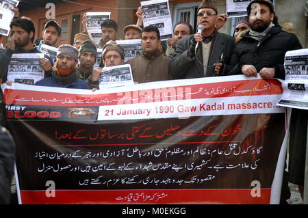 Srinagar, au Cachemire. Jan 21, 2018. L'organisation séparatiste a déposé une protestation sur le 28e anniversaire de l'Gaw Kadal massacre sur Dimanche, 21 janvier 2018.Au moins 52 civils ont été tués le 21 janvier 1990, après la CRPF a ouvert le feu sur une procession à Gaw Kadal, où les gens s'étaient rassemblés pour protester contre la prétendue brutalité de la femme par les hommes de la sécurité. Les meurtres ont eu lieu un jour après Jagmohan est nommé gouverneur de contrôler les manifestations au Cachemire. Credit : Arbaz Mughal/Alamy Live News Banque D'Images