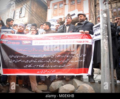 Srinagar, au Cachemire. Jan 21, 2018. Se souvenir de Gowkadal massacre sur le 28e anniversaire le dimanche, 21 janvier 2018., il y a 28 ans, au moins 52 civils ont été tués le 21 janvier 1990, après la CRPF a ouvert le feu sur une procession à Gaw Kadal, où les gens s'étaient rassemblés pour protester contre la prétendue brutalité de la femme par les hommes de la sécurité. Les meurtres ont eu lieu un jour après Jagmohan est nommé gouverneur de contrôler les manifestations au Cachemire. La justice n'a jamais servi.N'oublions jamais. Credit : Arbaz Mughal/Alamy Live News Banque D'Images