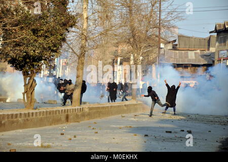 Srinagar, au Cachemire. Jan 21, 2018. La police a tiré des gaz lacrymogènes pour disperser les manifestants lors d'affrontements dans la région de Old Nawa Kadal Srinagar, la capitale d'été du Cachemire indien, le dimanche 21 janvier 2018. Malgré la journée restrictions imposées par l'autorité dans certaines parties de Srinagar, des affrontements entre les forces gouvernementales et les jeunes manifestants ont éclaté dans de vieux Srinagar après restrictions ont été levées sur le 28e anniversaire du massacre de la VAG Kadal. Credit : Arbaz Mughal/Alamy Live News Banque D'Images