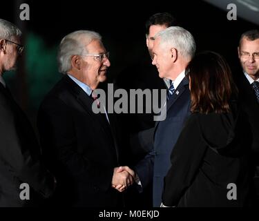 Le Vice-président américain Mike Pence, droite, et sa femme Karen Pence sont accueillis par l'Ambassadeur des États-Unis en Israël David Friedman, à gauche, à l'arrivée à l'aéroport Ben Gourion d'Israël le 21 janvier 2018 à Tel Aviv, Israël. Banque D'Images