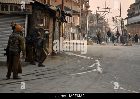 Srinagar, au Cachemire. Jan 21, 2018. d'affrontements dans la région de Old Nawa Kadal Srinagar, la capitale d'été du Cachemire indien, le dimanche 21 janvier 2018. Malgré la journée restrictions imposées par l'autorité dans certaines parties de Srinagar, des affrontements entre les forces gouvernementales et les jeunes manifestants ont éclaté dans de vieux Srinagar après restrictions ont été levées sur le 28e anniversaire du massacre de la VAG Kadal. Credit : Arbaz Mughal/Alamy Live News Banque D'Images