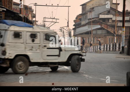 Srinagar, au Cachemire. Jan 21, 2018. Affrontements à Nawa Kadal secteur du Vieux Srinagar, la capitale d'été du Cachemire indien, le dimanche 21 janvier 2018. Malgré la journée restrictions imposées par l'autorité dans certaines parties de Srinagar, des affrontements entre les forces gouvernementales et les jeunes manifestants ont éclaté dans de vieux Srinagar après restrictions ont été levées sur le 28e anniversaire du massacre de la VAG Kadal. Credit : Arbaz Mughal/Alamy Live News Banque D'Images