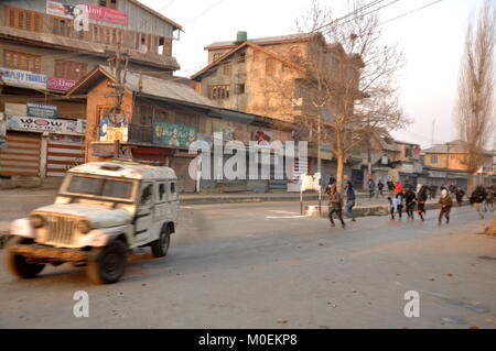 Srinagar, au Cachemire. Jan 21, 2018. Les manifestants du cachemire chase les forces gouvernementales au cours d'affrontements dans la région de Old Nawa Kadal Srinagar, la capitale d'été du Cachemire indien, le dimanche 21 janvier 2018. Malgré la journée restrictions imposées par l'autorité dans certaines parties de Srinagar, des affrontements entre les forces gouvernementales et les jeunes manifestants ont éclaté dans de vieux Srinagar après restrictions ont été levées sur le 28e anniversaire du massacre de la VAG Kadal. Credit : Arbaz Mughal/Alamy Live News Banque D'Images