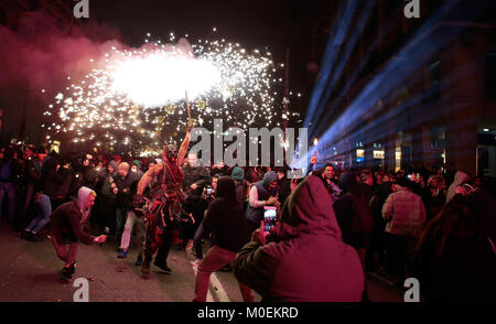 Palma de Mallorca, Espagne. Jan 21, 2018. Revelers habillés en diables et la tenue d'artifice prendre part dans un Correfoc (incendie) à Palma de Majorque. correfoc est une célébration traditionnelle entre la Catalogne, Valence et les îles Baléares où le feu et la pyrotechnie est habituellement utilisé pendant que des gens habillés comme des démons de la danse et participe à la foule. Credit : zixia/Alamy Live News Banque D'Images