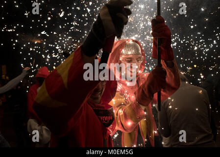 Barcelone, Espagne. Jan 21, 2018. Diables à Barcelone mars sous la pyrotechnie pendant un correfoc (runfire) pour le festival local du quartier Festes de Sant Antoni. Correfocs, une vieille tradition où les gens habillés en démons exploser des pétards et des fusées éclairantes, prendre part à de nombreux festivals locaux de la Catalogne. Crédit : Jordi Boixareu/Alamy Live News Banque D'Images